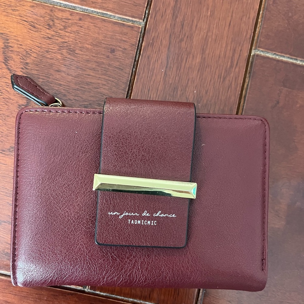Burgundy Wallet with Gold Accent taomicmic